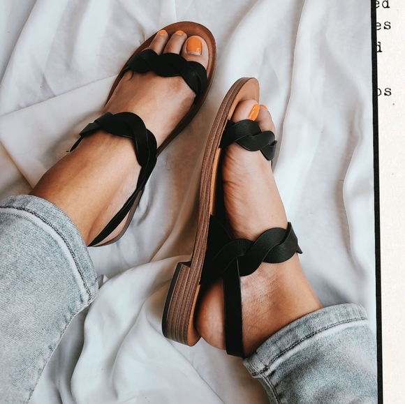 🚨FEW PAIRS LEFT// Black Sandal - Picture 2 of 5
